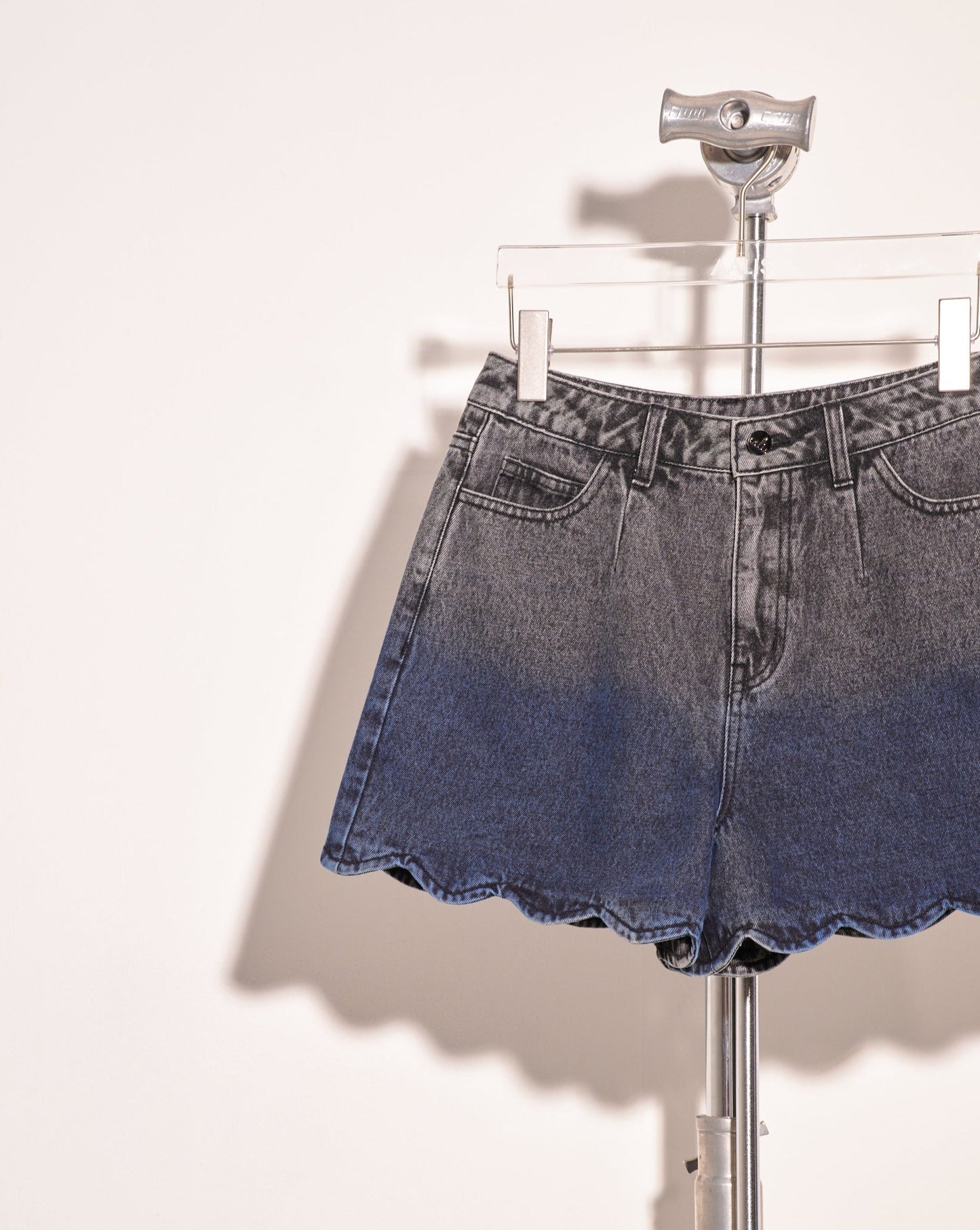 aalis VERA scallop hem denim shorts (Dip dye blue)