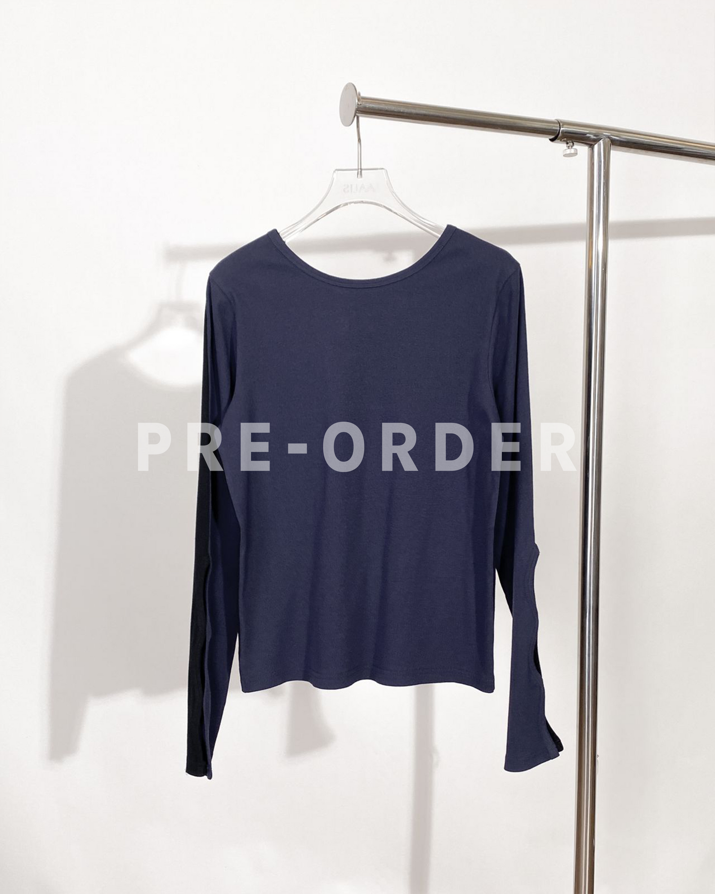 (Pre-order) aalis SELA chain keyhole L/S top (Black navy)