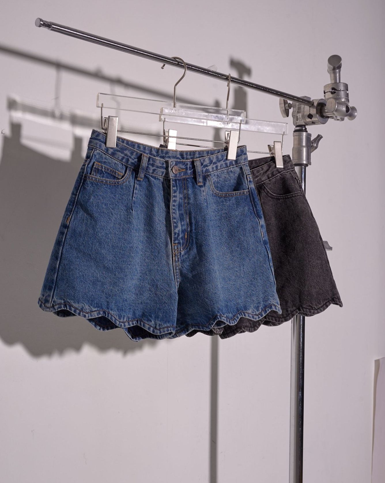 aalis VERA scallop hem denim shorts (Dark denim)