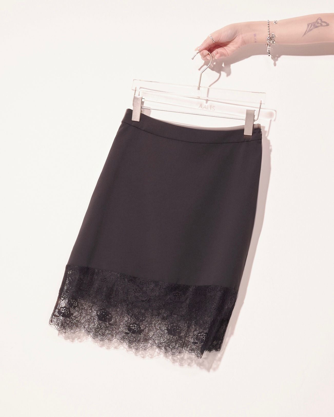 aalis ADIRI lace hem suiting skirt (Black)