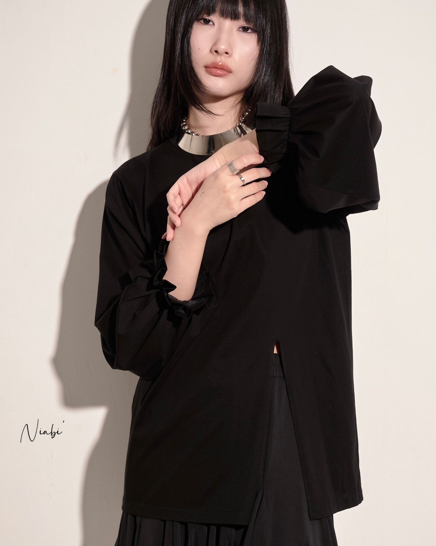 aalis NIABI folded pleats cuff front slit L/S top (Black)